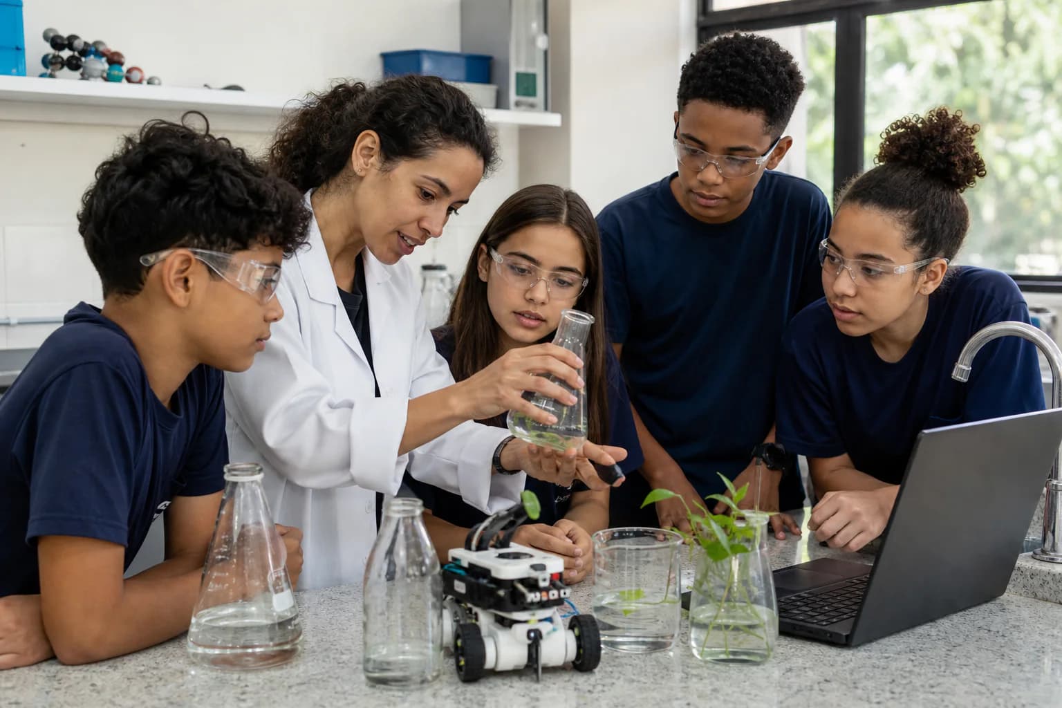 Estudantes brasileiros participando de uma atividade de ciência e tecnologia